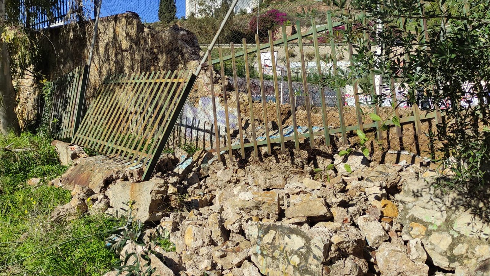 Imagen de los daños causados en el muro del instituto.