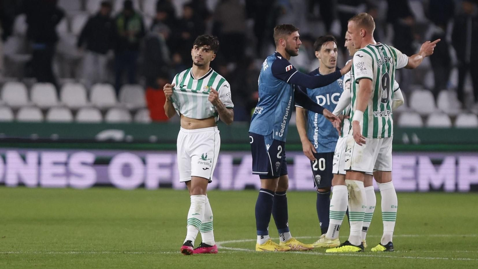 Kevin Medina, con cara de circunstancias tras la derrota del Córdoba CF ante el Cádiz. Kevin Medina, con cara de circunstancias tras la derrota del Córdoba CF ante el Cádiz.