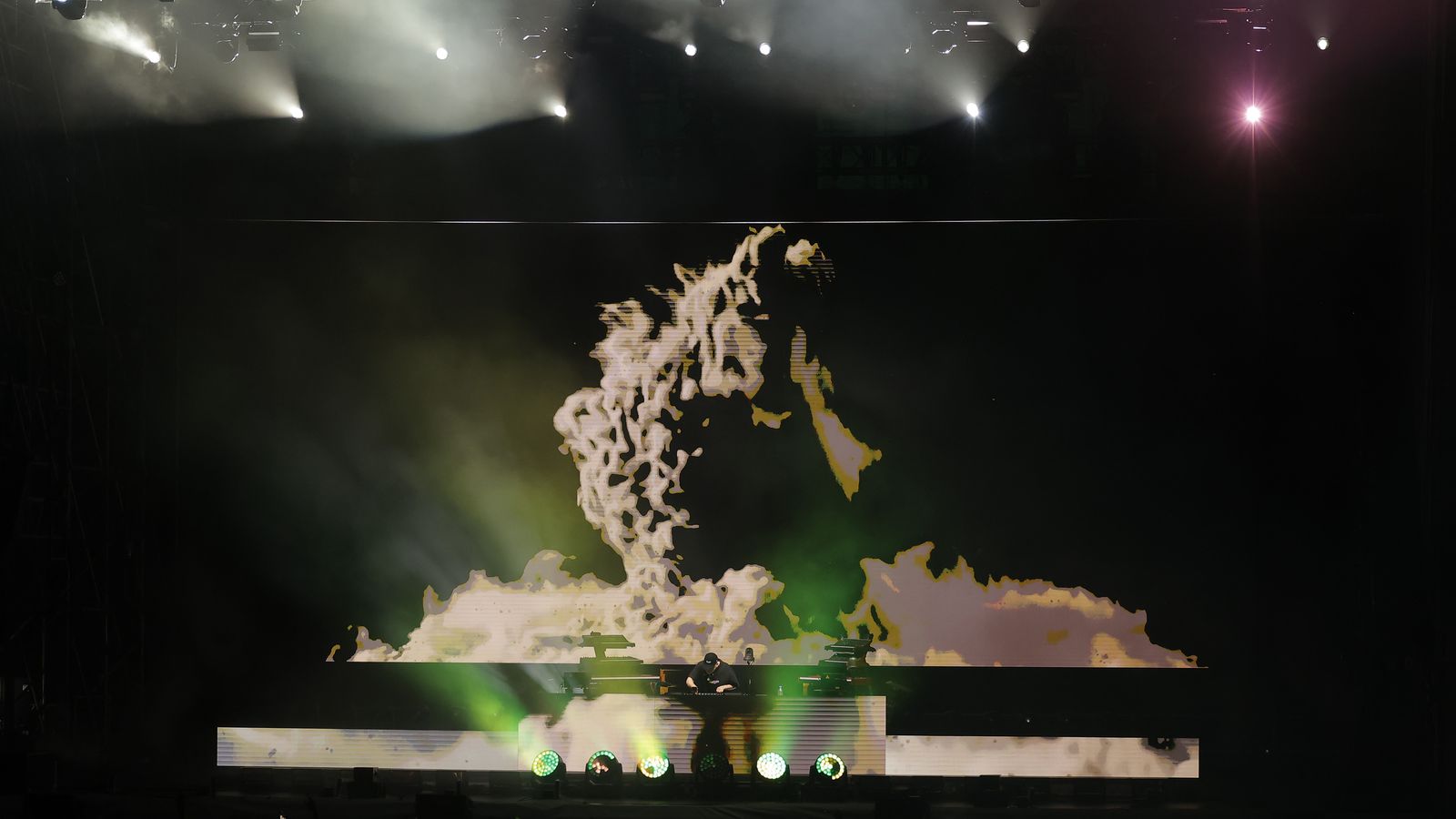 El productor Bizarrap durante el concierto que ofreció en Plaza de España.