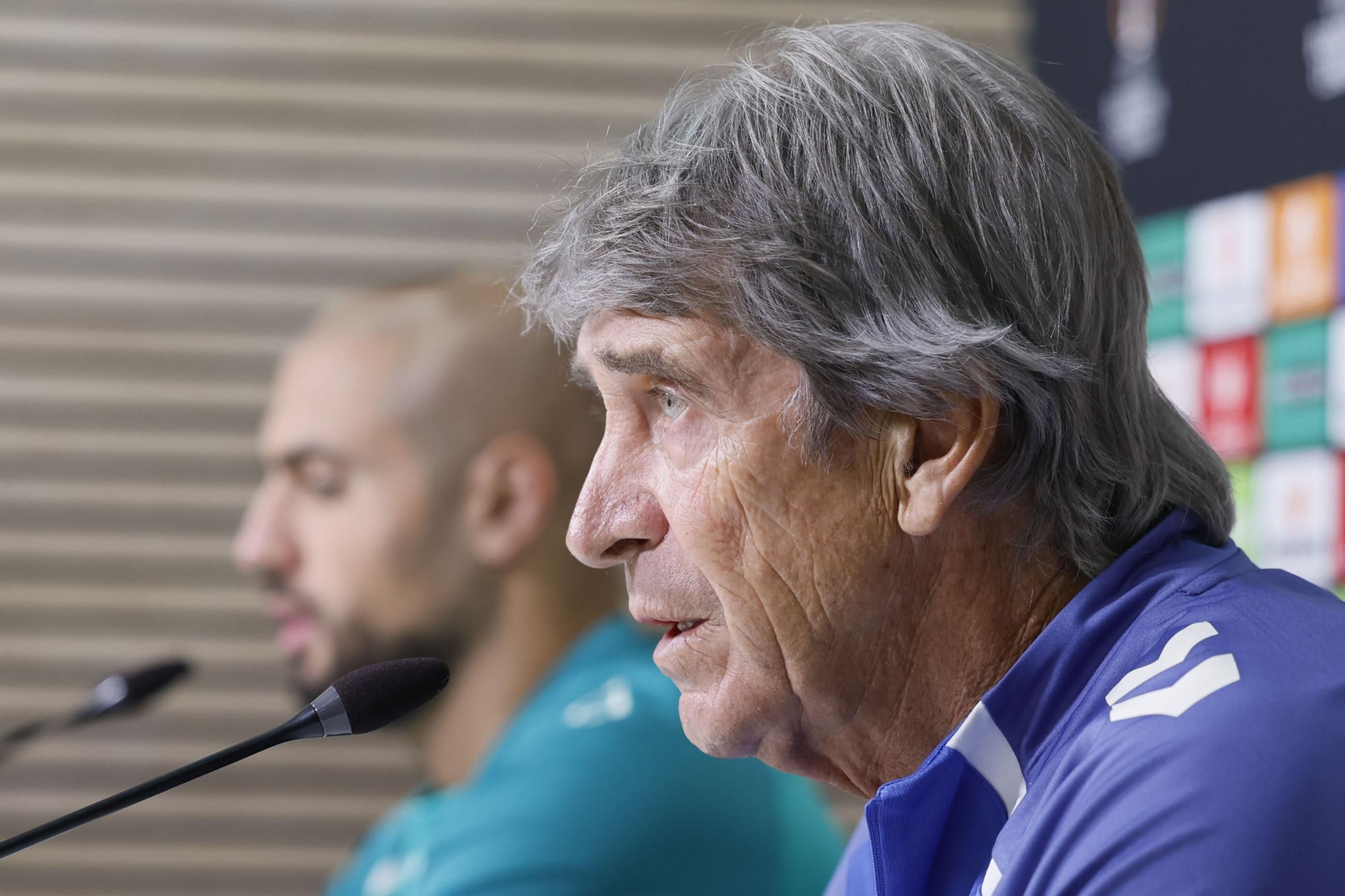 Pellegrini, con Amrabat al fondo, en un momento de la rueda de prensa.