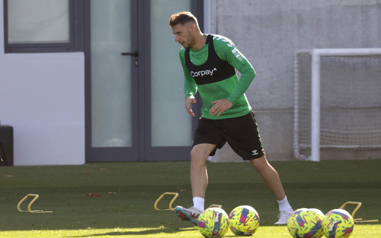El capitán bético Joaquín, en el entrenamiento de ayer por la mañana.