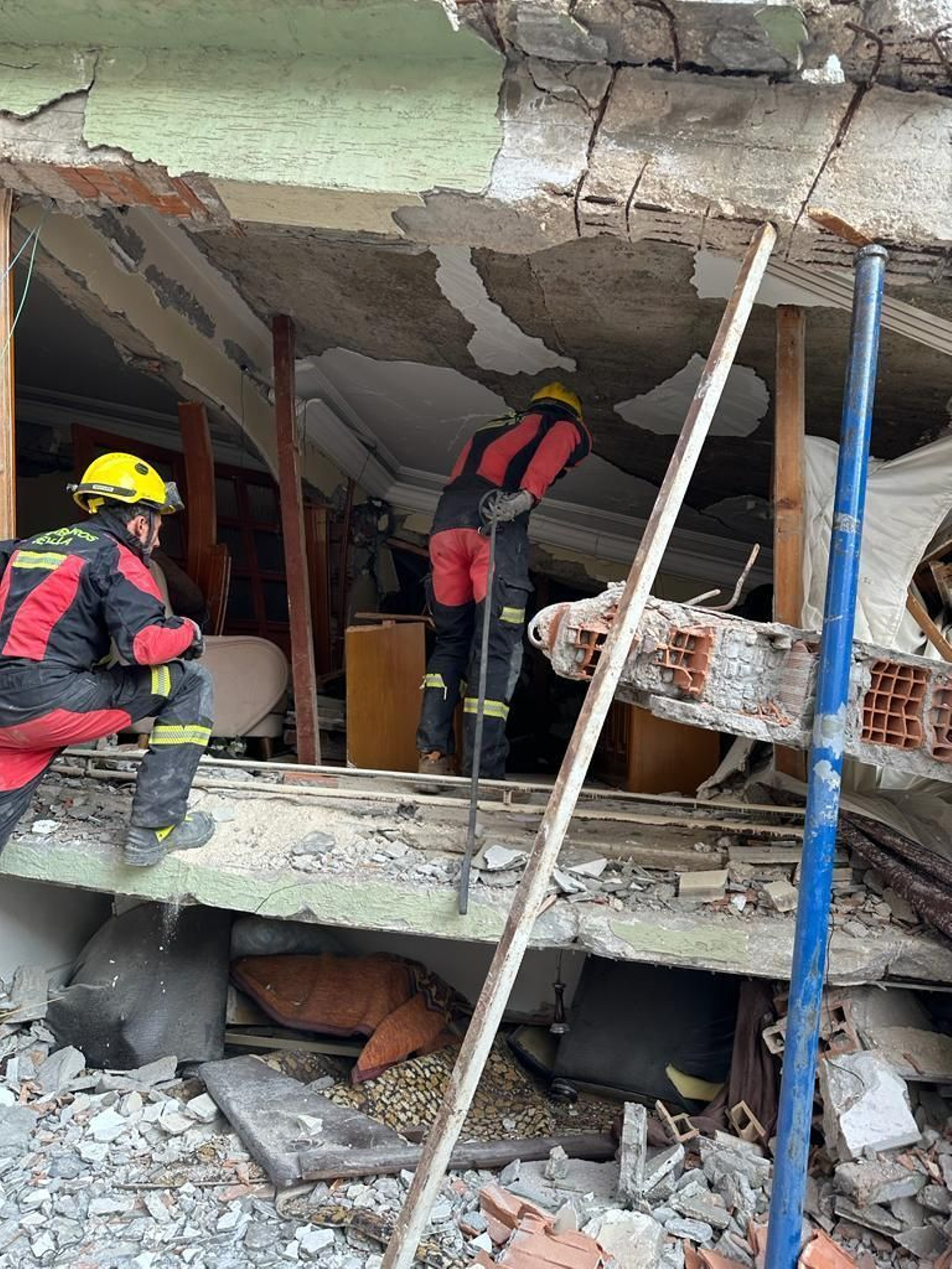 Los Bomberos de Sevilla, en el interior de uno de los edificios afectados por el terremoto.