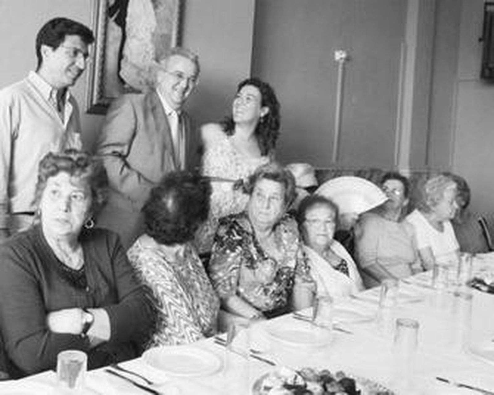 Tornay, Fernández y Araujo, con parte de las mujeres del encuentro.
