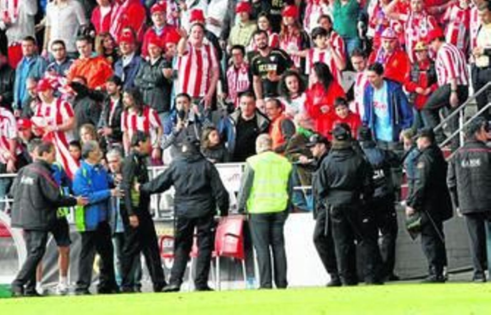 Jose González se marcha del campo tras ser expulsado por el árbitro en el partido que el Cádiz disputó en Lugo hace algo más de cuatro años.