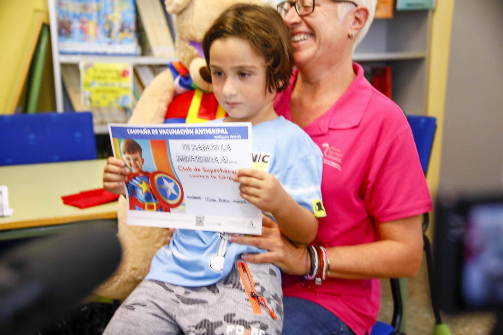 Las imágenes de la campaña de vacunación antigripal a los niños en el CEIP Adela Díaz de Almería