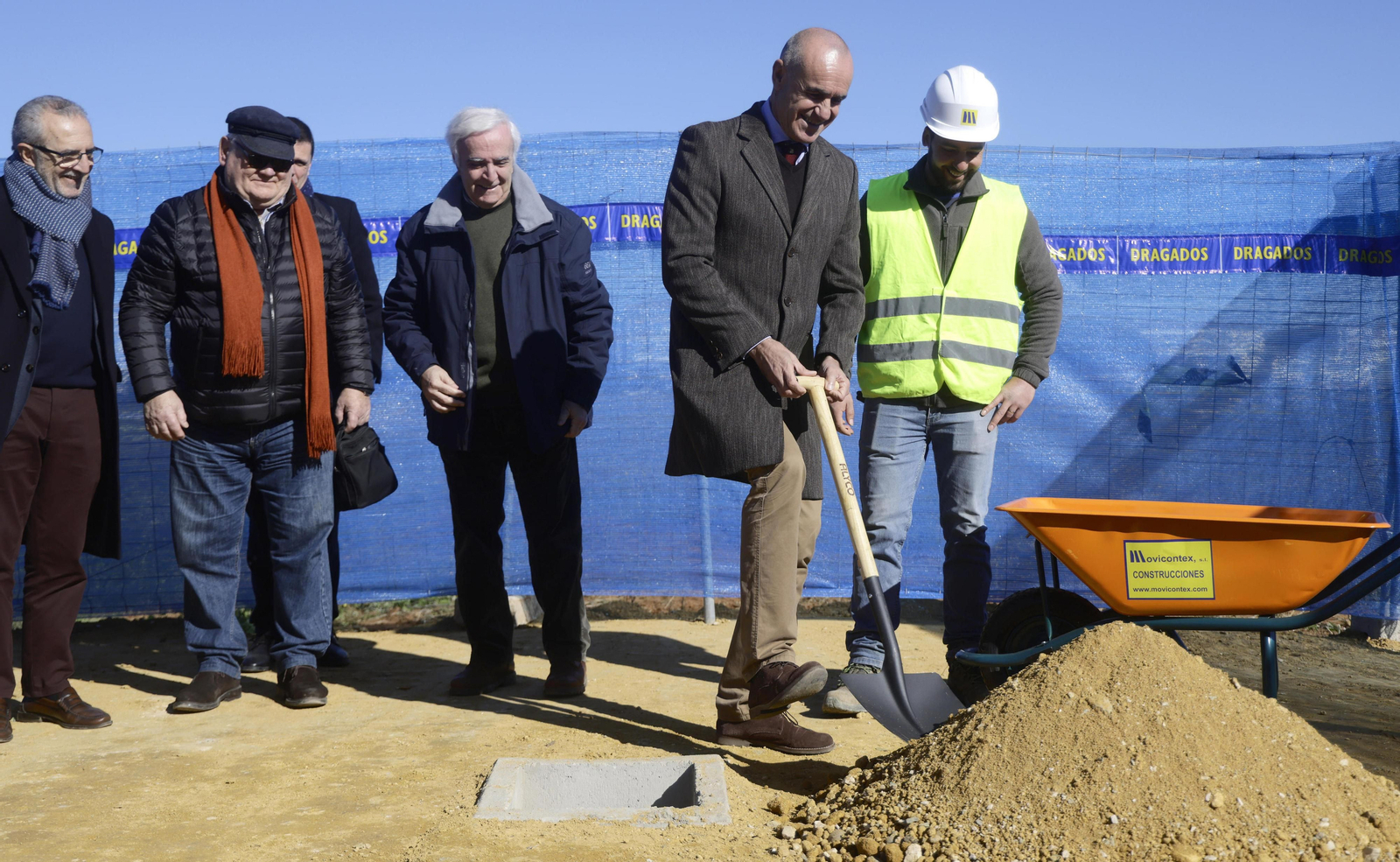El alcalde de Sevilla, Antonio Muñoz, en la primera piedra del proyecto de urbanización de los terrenos de la antigua Algodonera, a finales de enero.