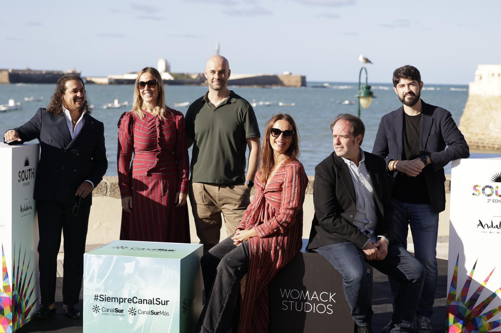 Los responsables de 'Paco de Lucía. Flamenco Legacy' con los hijos de Paco de Lucía y el bailaor Farru.