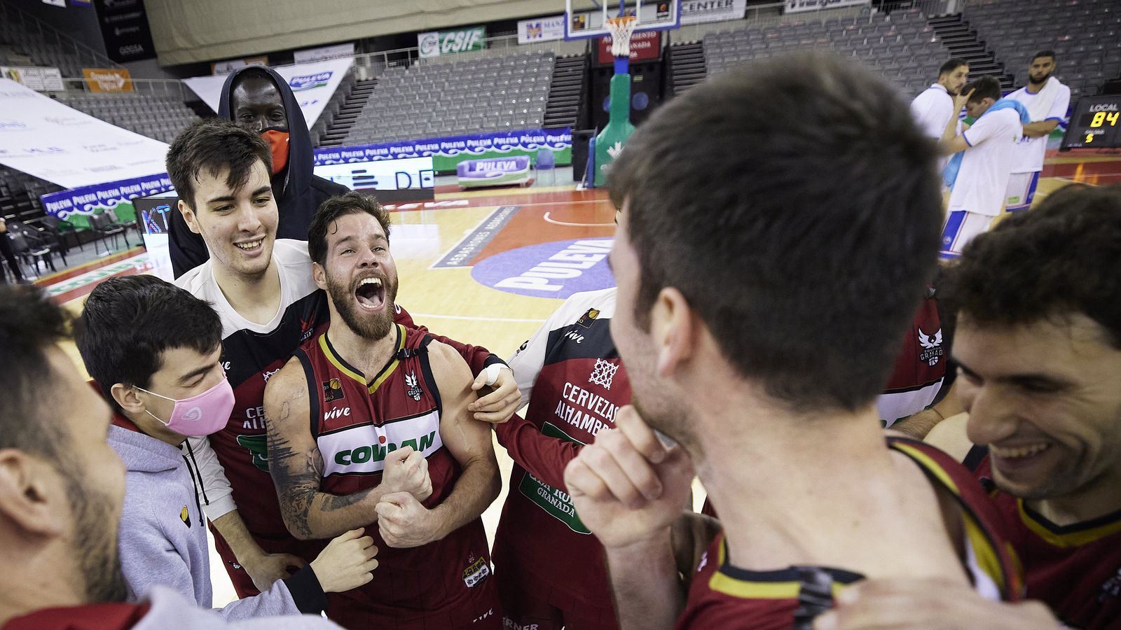 Al final del partido se desbordó la alegría entre los jugadores rojinegros.