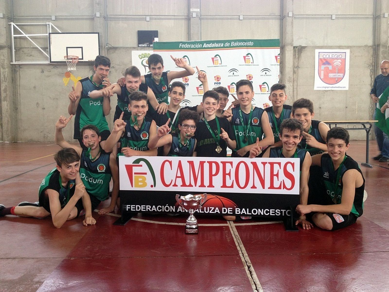 Los infantiles del Cordobasket festejan el título infantil.