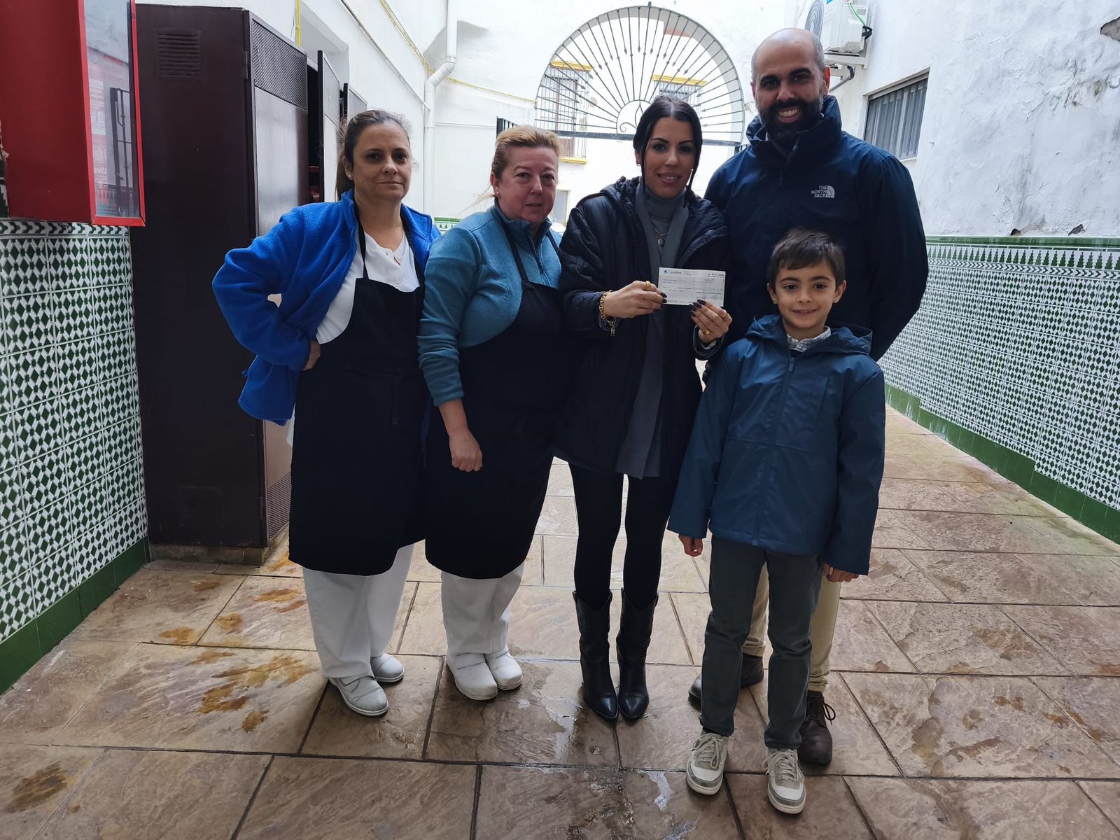 Un momento de la entrega al Comedor El Salvador.