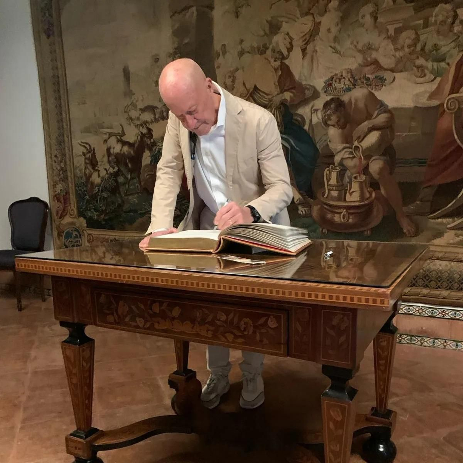 Norman Foster firma en el Libro de Visitas del Palacio de Viana Norman Foster firma en el Libro de Visitas del Palacio de Viana