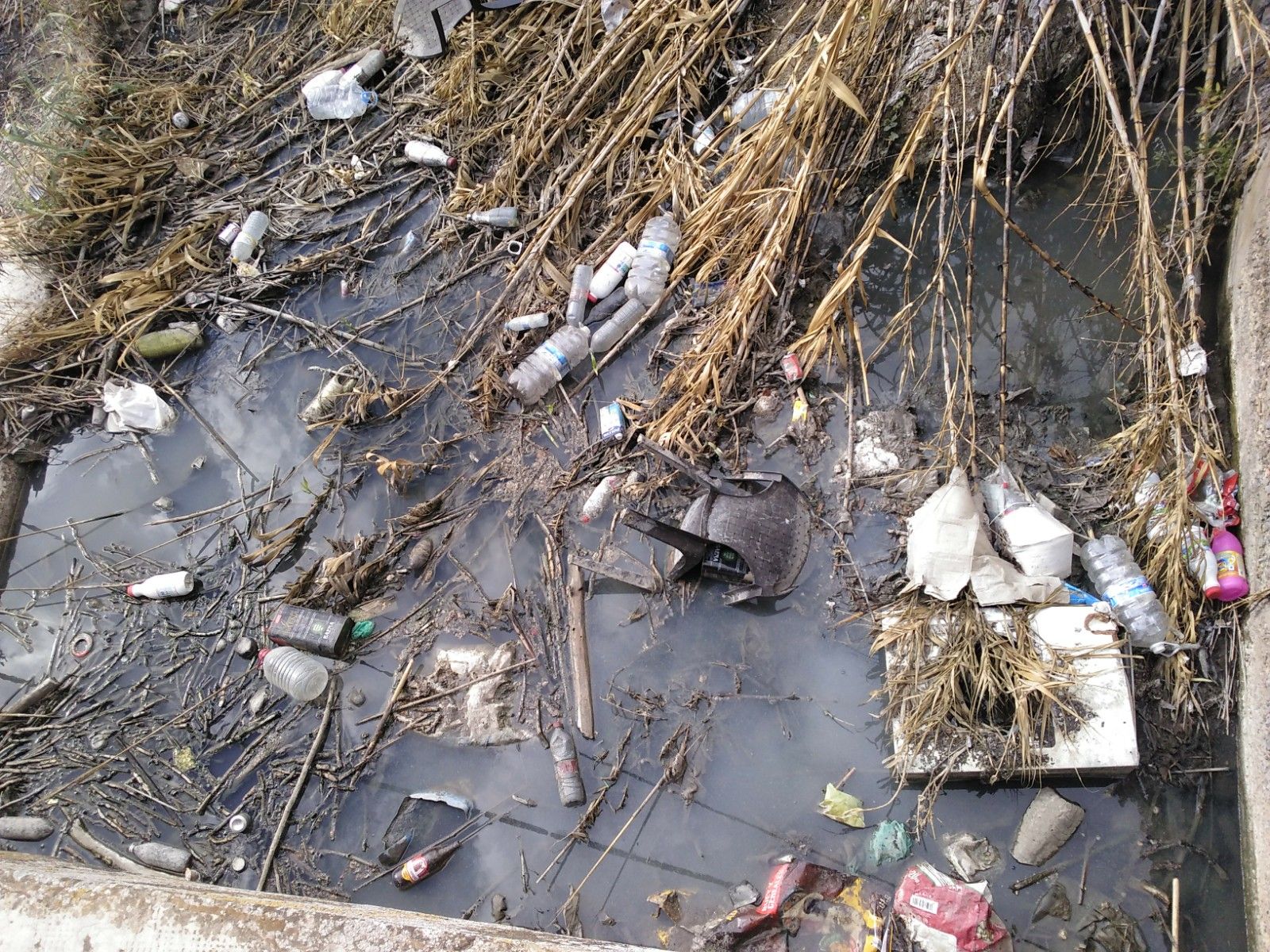 Abandono de residuos en el río Marbella de Baena.