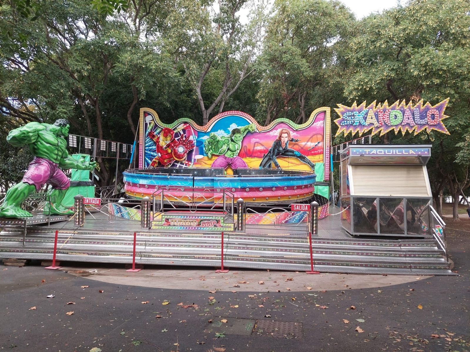 Las atracciones mecánicas del ‘Halloween Kids’ del parque Almirante Laulhé ya son visibles.