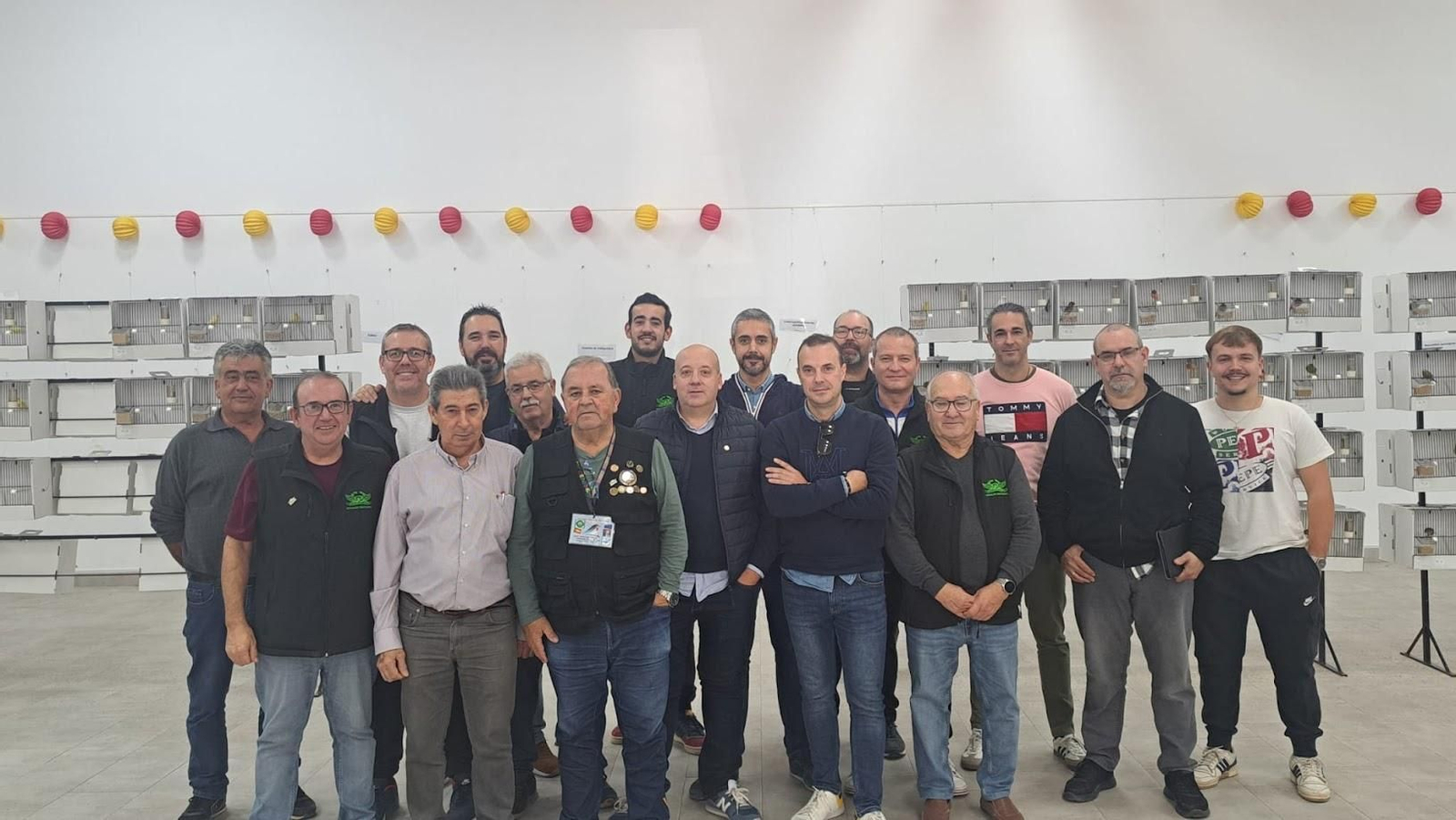 Equipo de jueces actuantes y porteadores de las aves durante el enjuiciamiento el pasado domingo