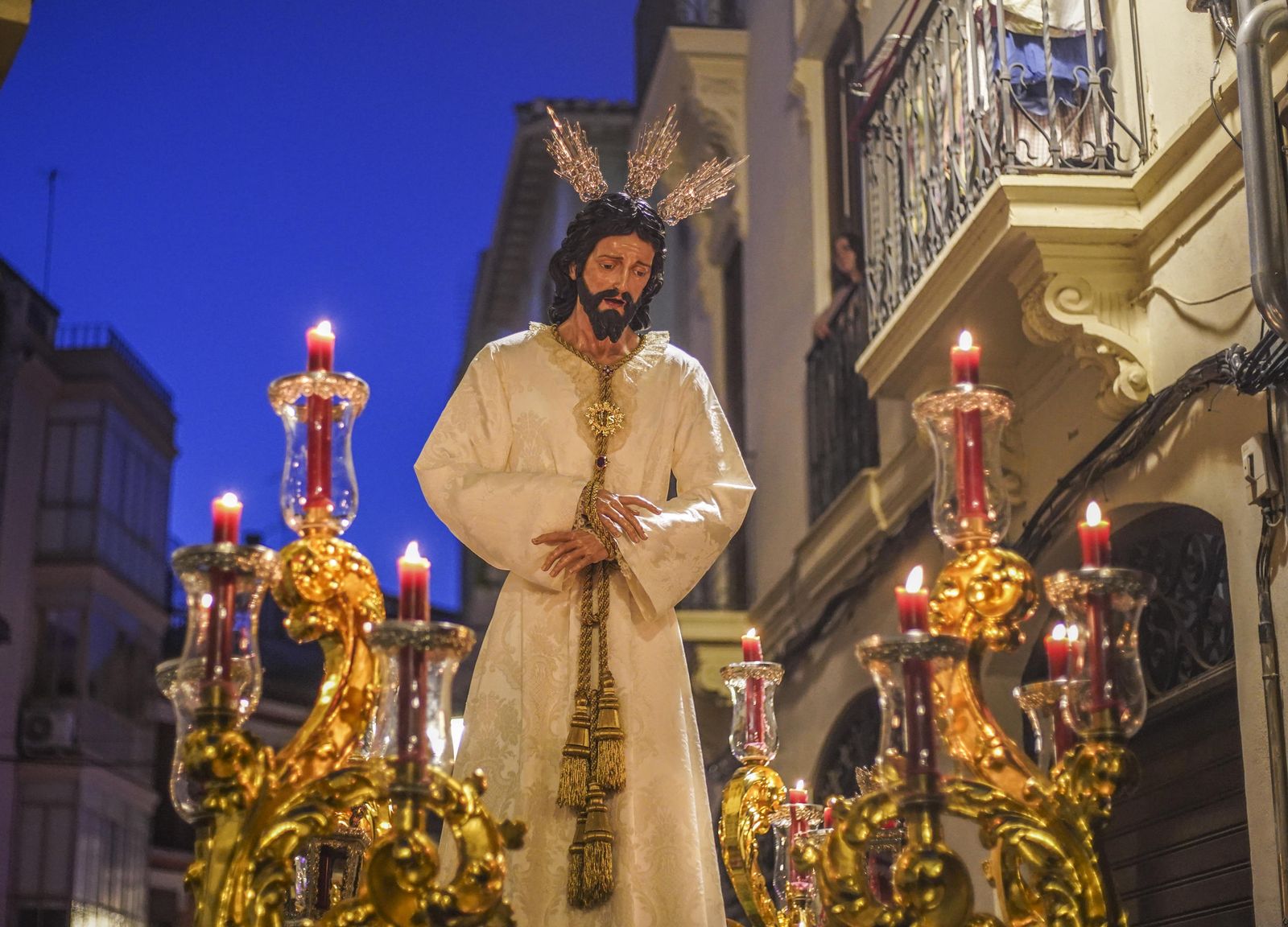 El vía crucis de las cofradías, en imágenes