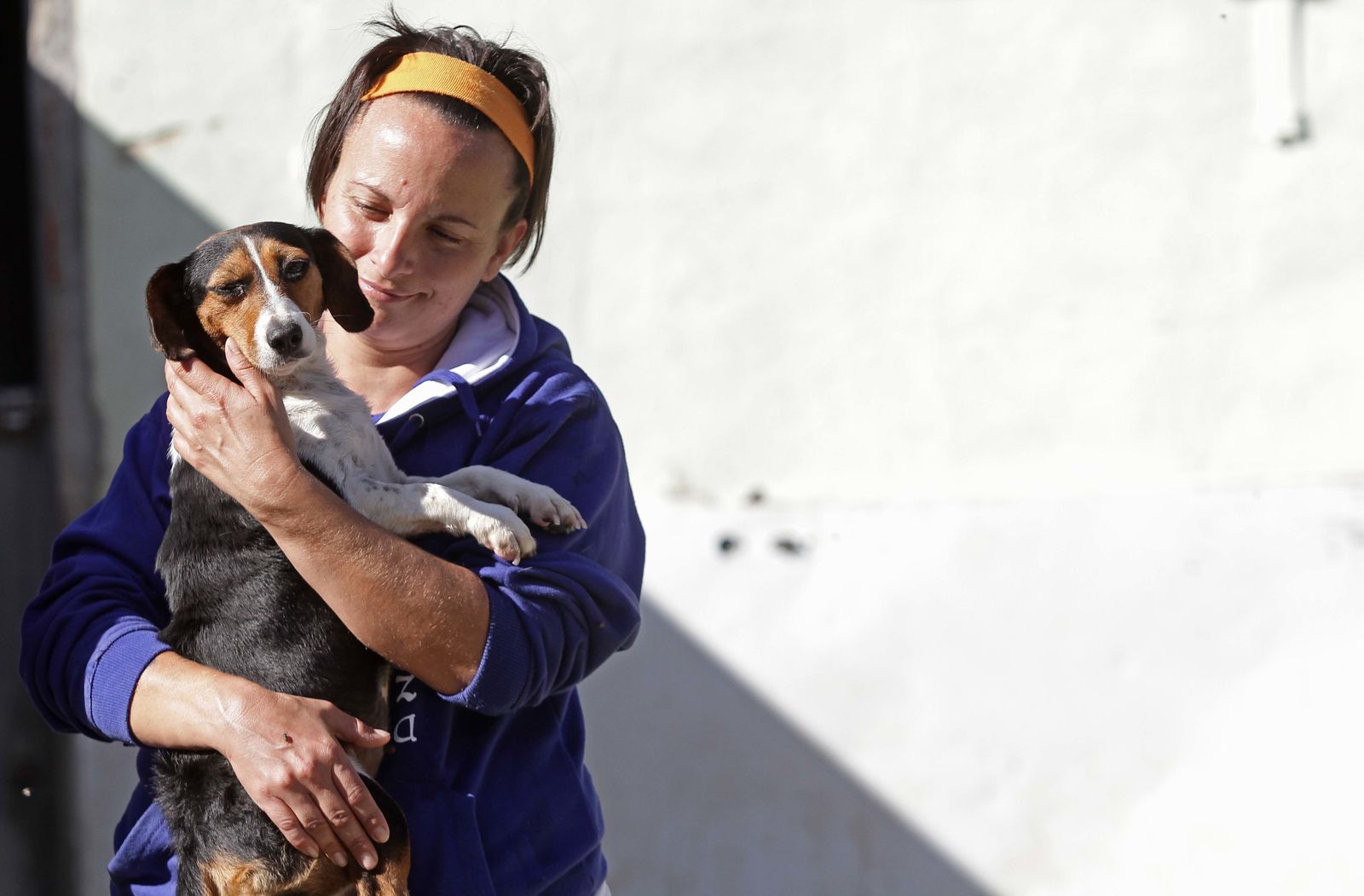 Una joven acaricia a su perro.