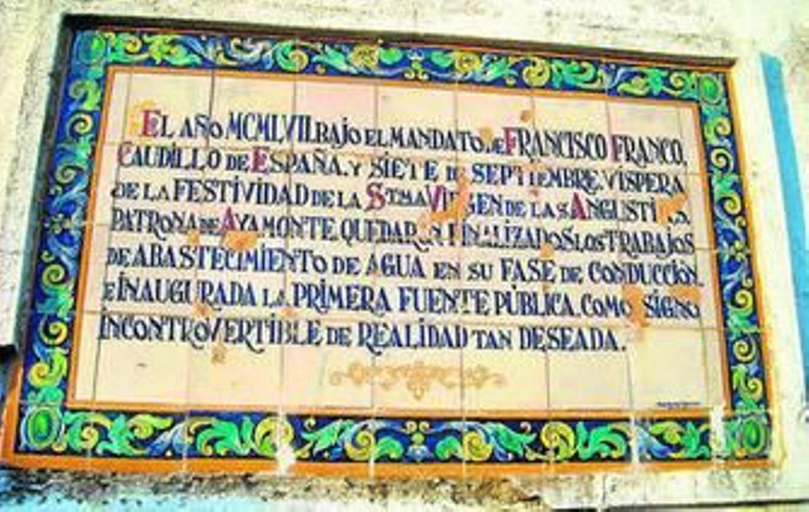 Imagen del azulejo redescubierto en una fuente ayamontina.