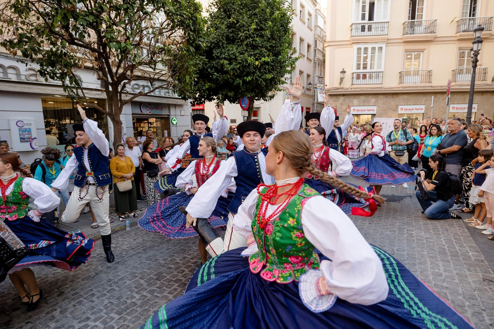 El desfile a su paso por la plaza del Palillero.