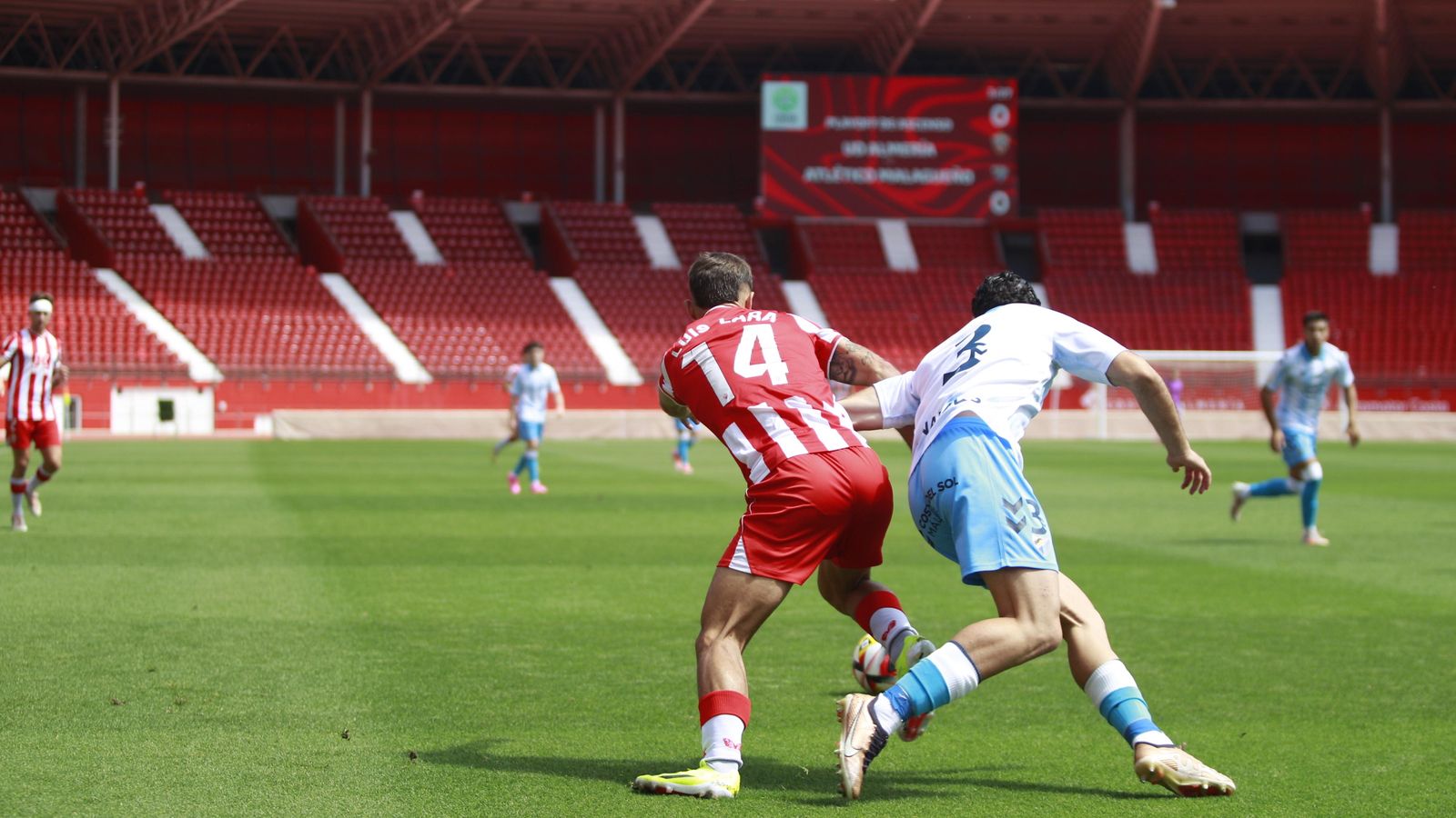 Luis Lara pelea por un balón con el malaguista Márquez durante una acción del primer tiempo.