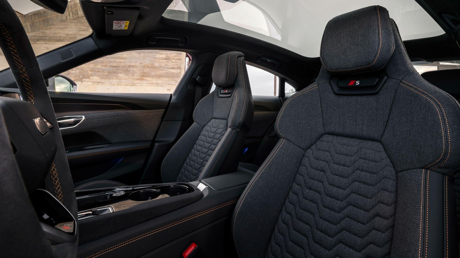 Aparecen nuevos materiales en la configuración del interior. Algunos de ellos proceden de plásticos reciclados. Aparecen nuevos materiales en la configuración del interior. Algunos de ellos proceden de plásticos reciclados.