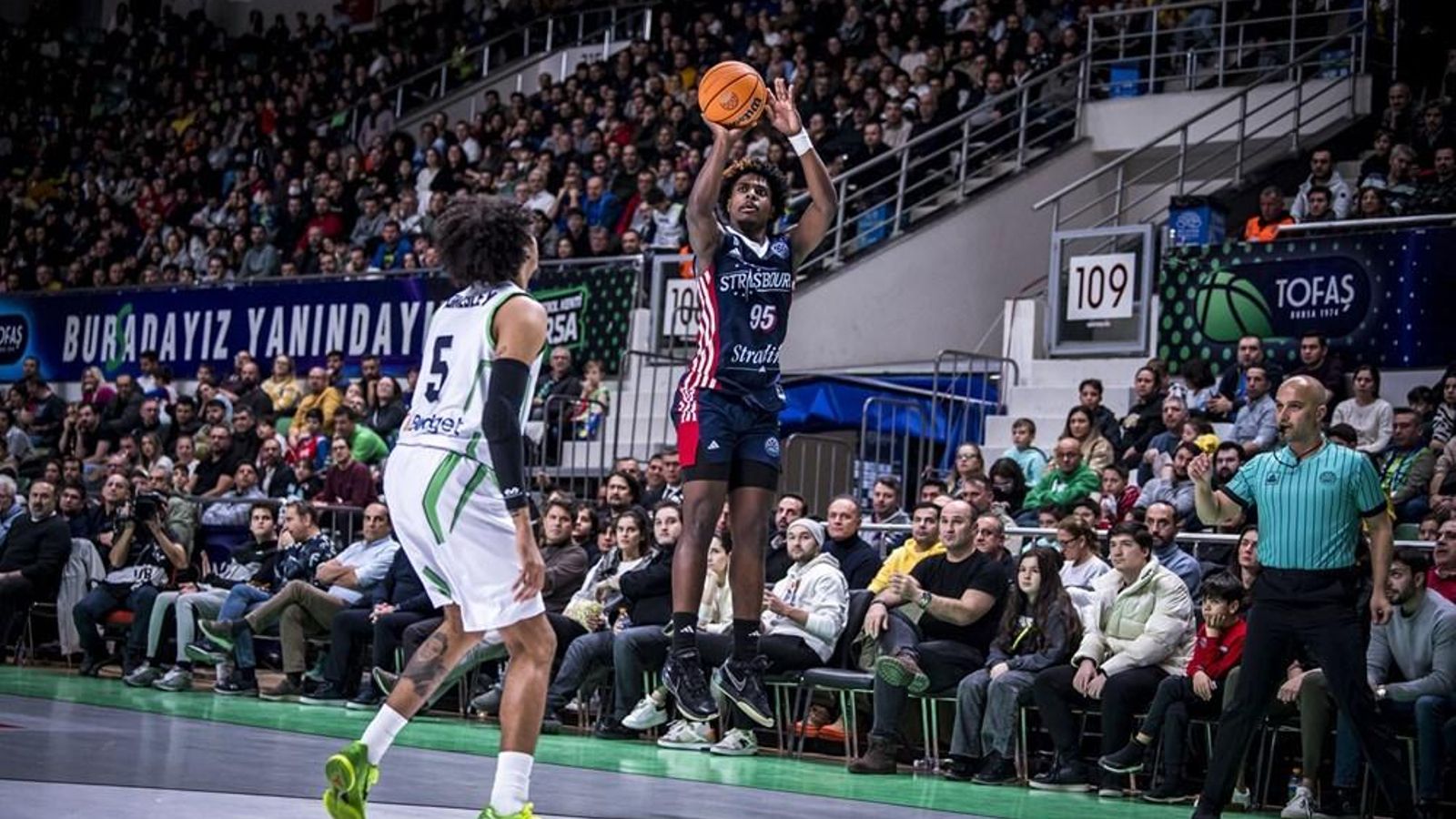 Illan Pietrus lanza a canasta ante el Tofas.