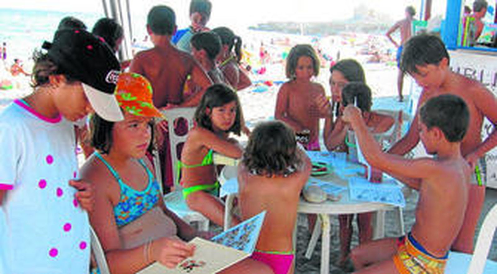 Niños, aficionados a la lectura, durante sus jornadas playeras.