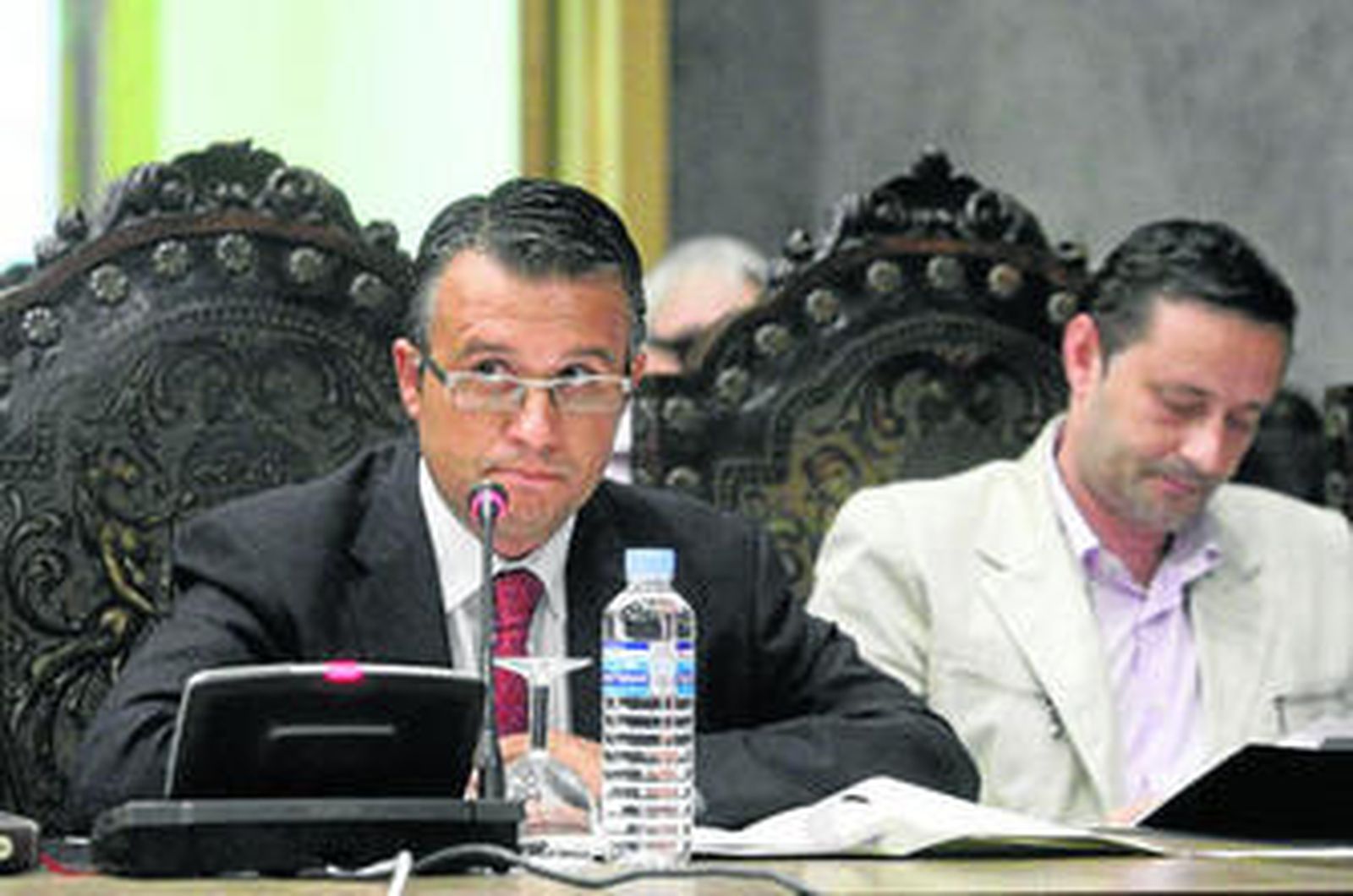 Los concejales del PP Alejandro Sánchez y Joaquín Ferrá, en el pleno de organización.