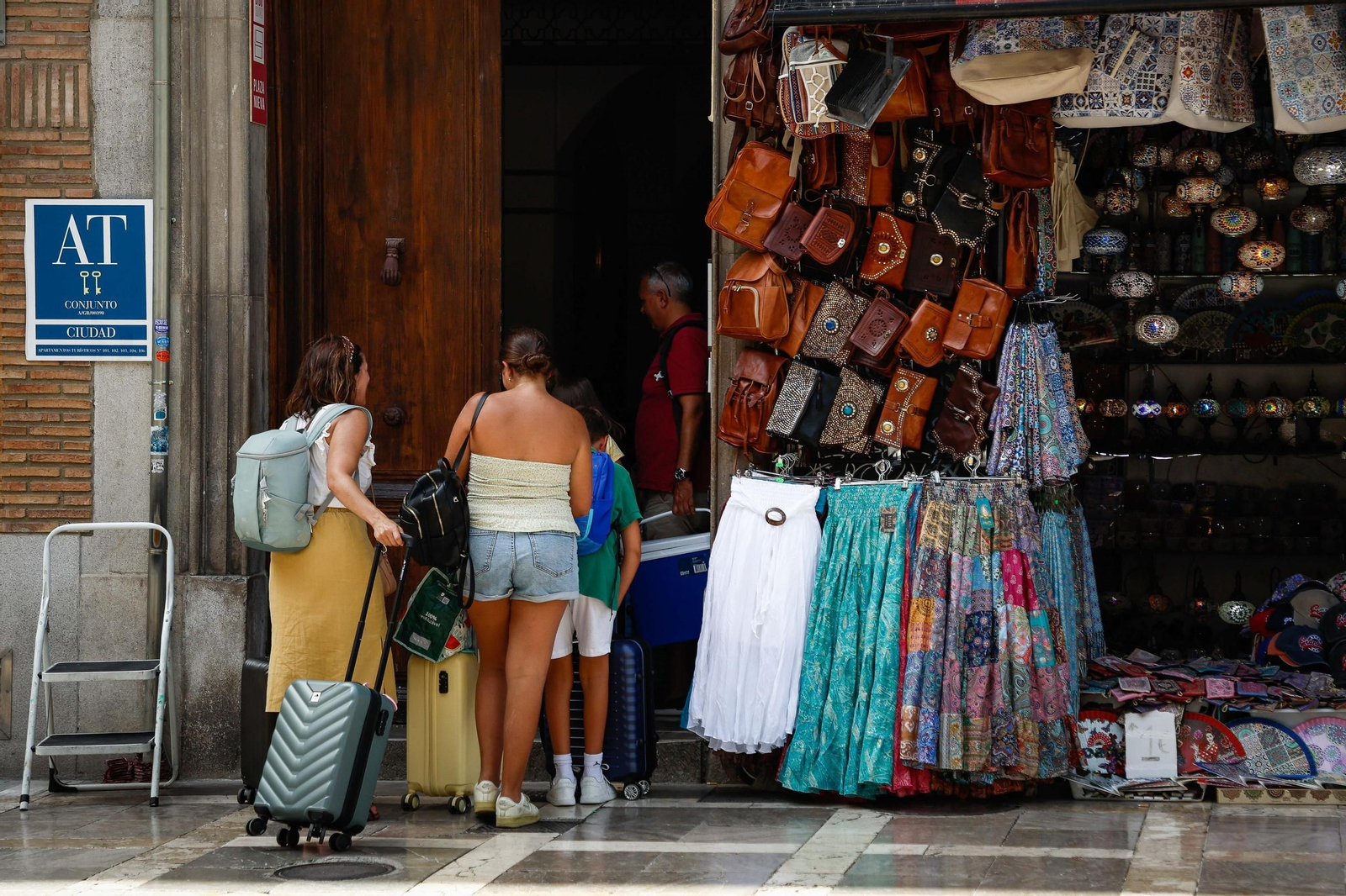 Turistas entrando en un establecimiento hotelero de Granada.
