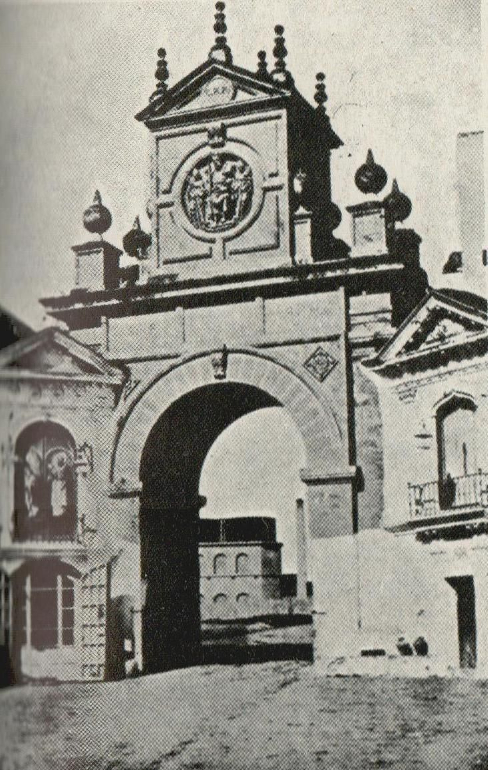 Vista de la Puerta Real. Al fondo, los depósitos de la estación de ferrocarril, autor desc. (1856). En: González Cordón, A. (1985). Vivienda y ciudad: Sevilla 1849-1929. Sevilla: Ayuntamiento de Sevilla, Centro Municipal de Documentación Histórica, p. 37.
