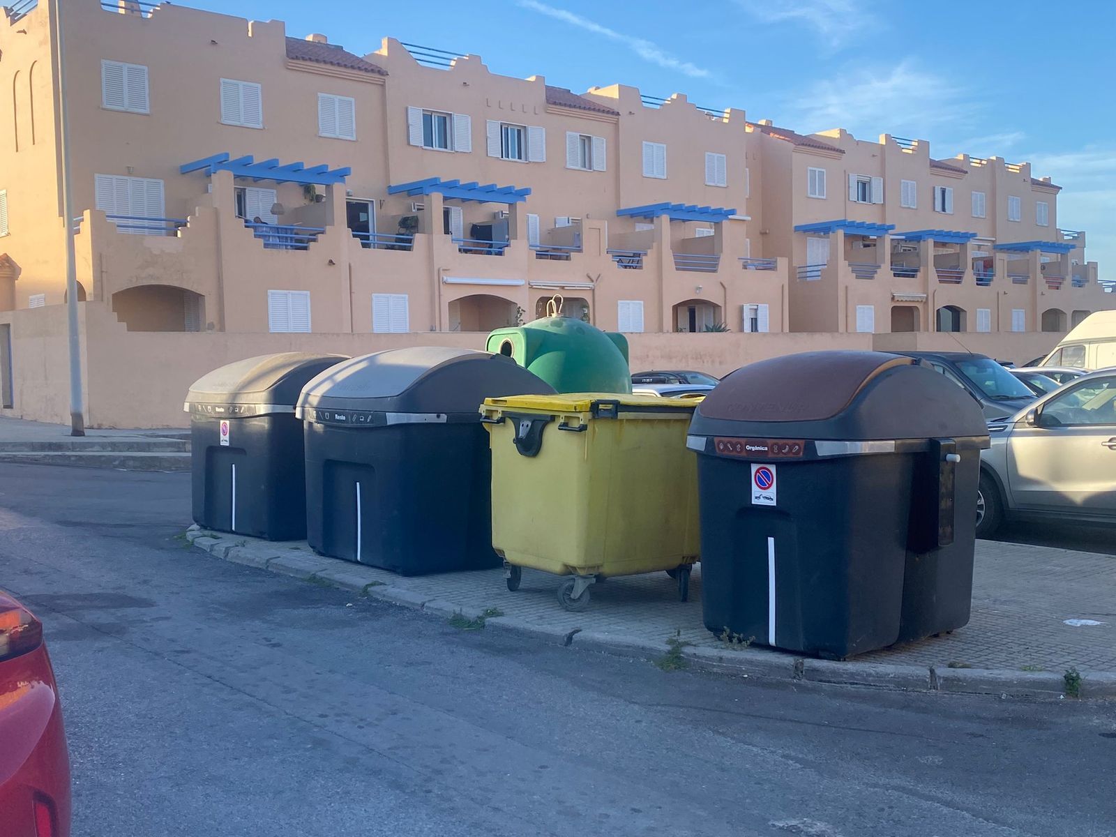 Uno de los primeros contenedores marrones instalados en el Campo de Gibraltar.
