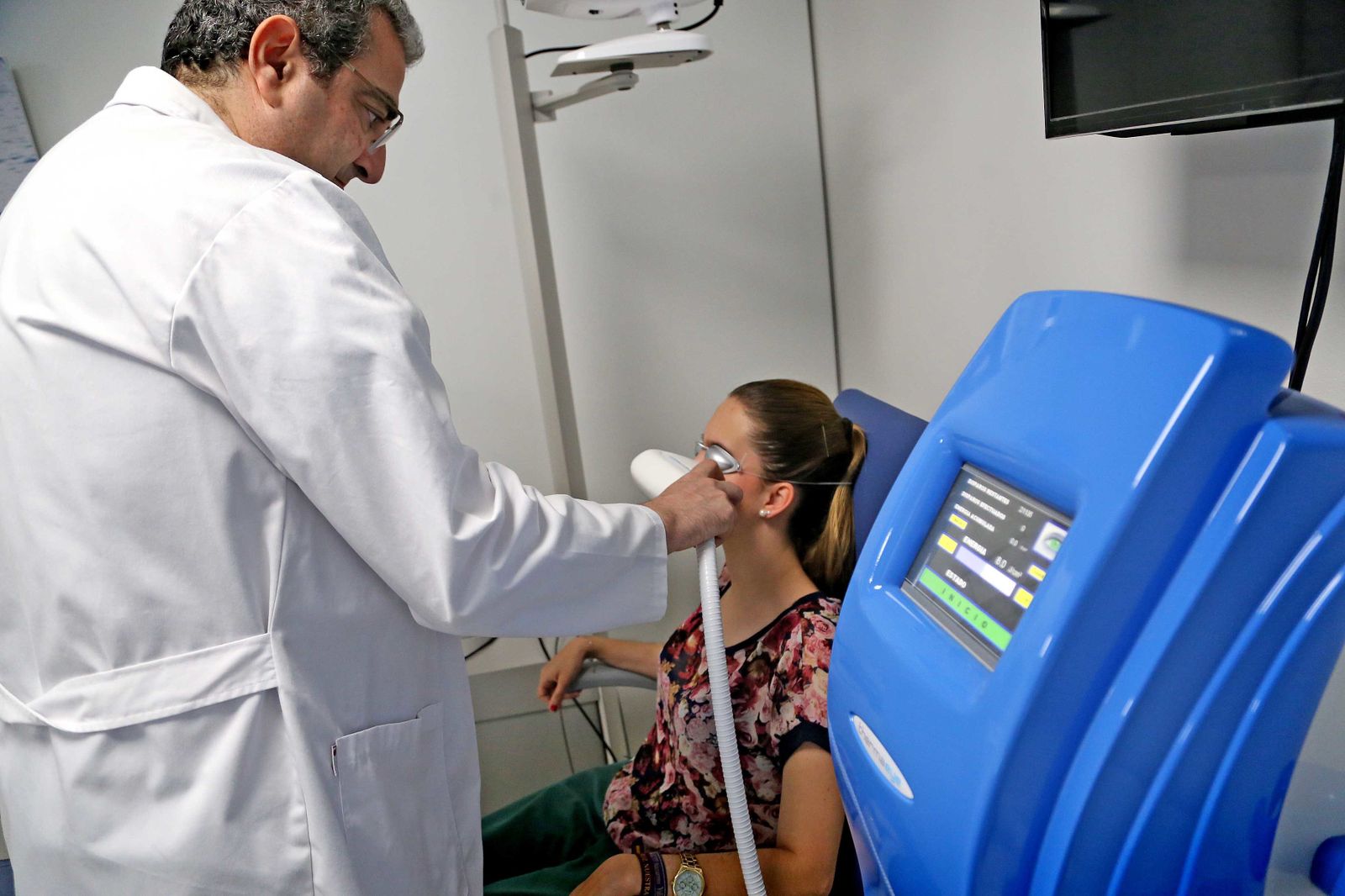 El Dr. Ramón Ruiz Mesa realizando un tratamiento de luz pulsada en consulta.