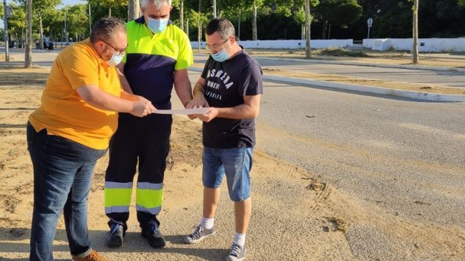 El edil de Consumo junto a trabajadores municipales planificando el nuevo diseño del Mercadillo