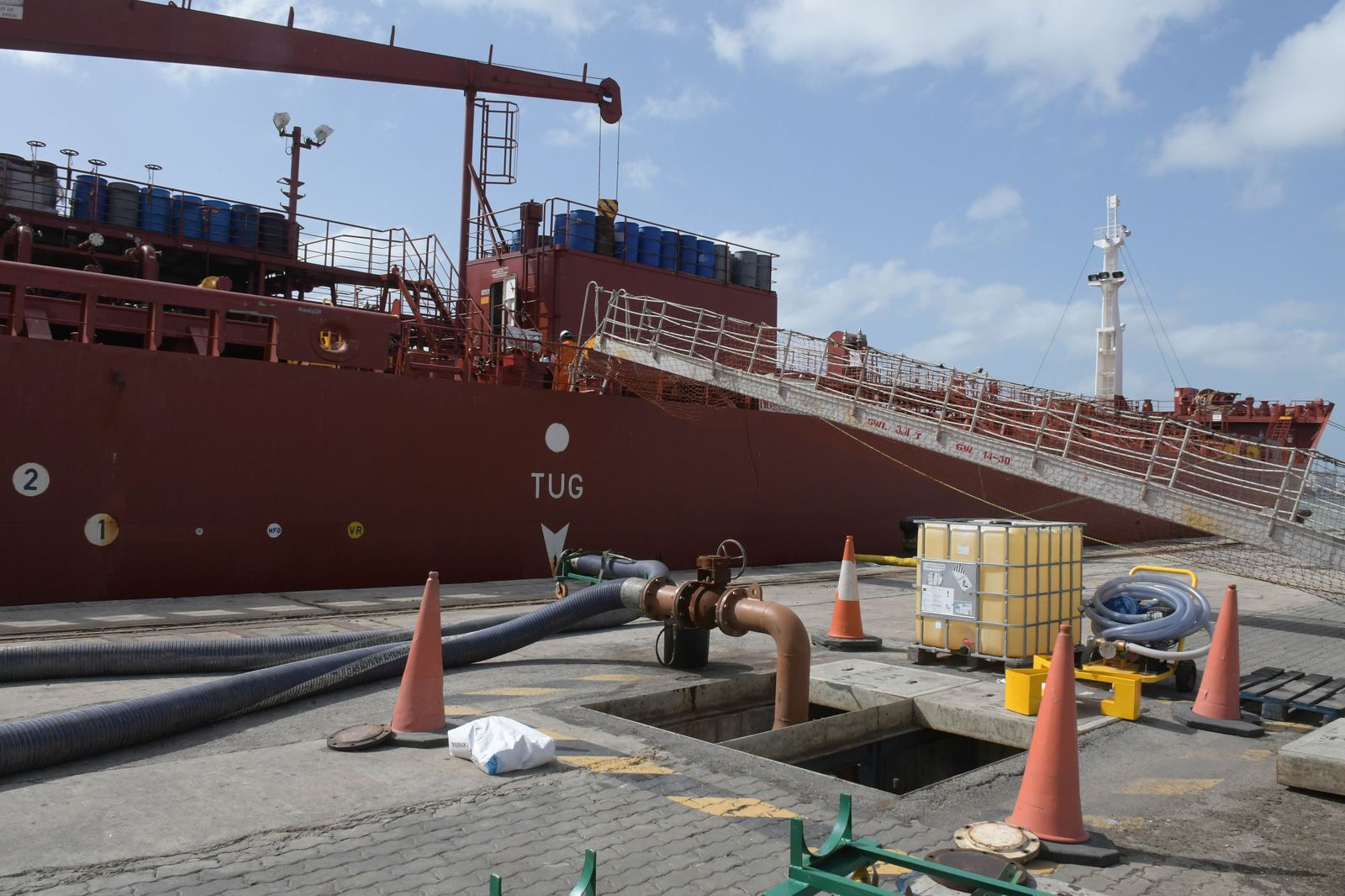 Un momento de la descarga  de HVOen las instalaciones de La Cabezuela.
