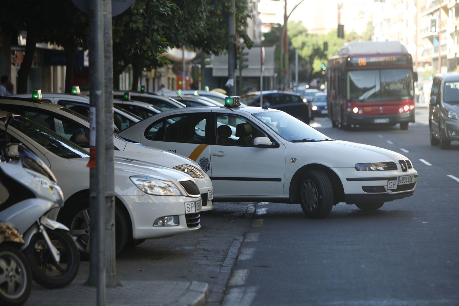 Un taxi sale de una parada.