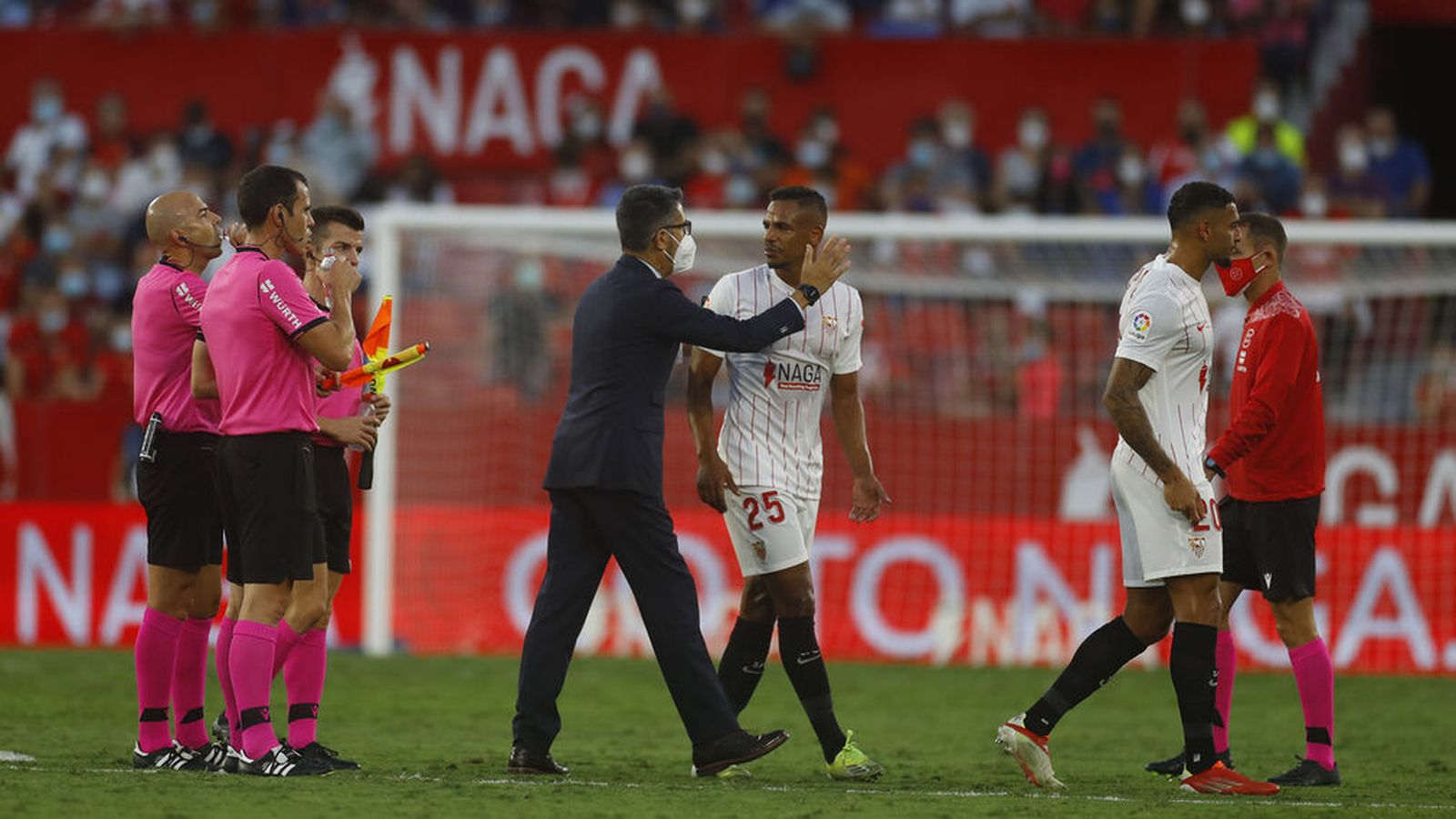 García Payán se lleva a Fernando y Diego Carlos tras su protesta a González Fuertes por la roja a Delaney..