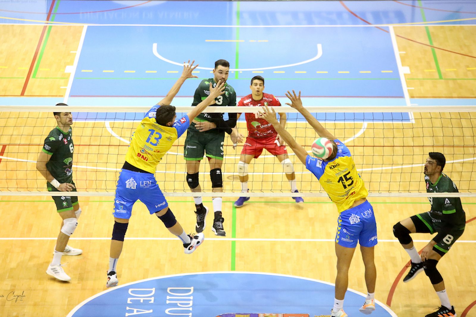 Una acción del partido de ida disputado ante el conjunto canario en el Moisés Ruiz.