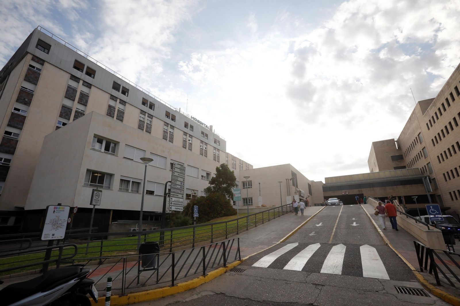 Acceso al Hospital Reina Sofía de Córdoba.