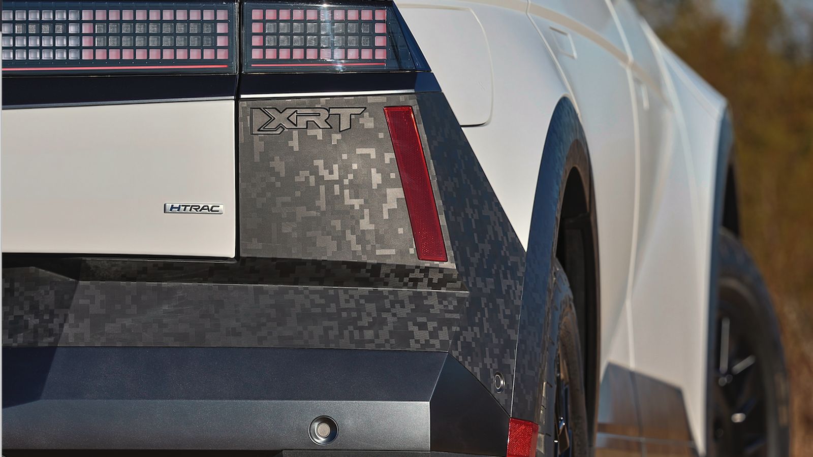 Algunas de las piezas de la carrocería reciben un patrón de camuflaje inspirado en los característicos píxeles de la iluminación de este modelo.