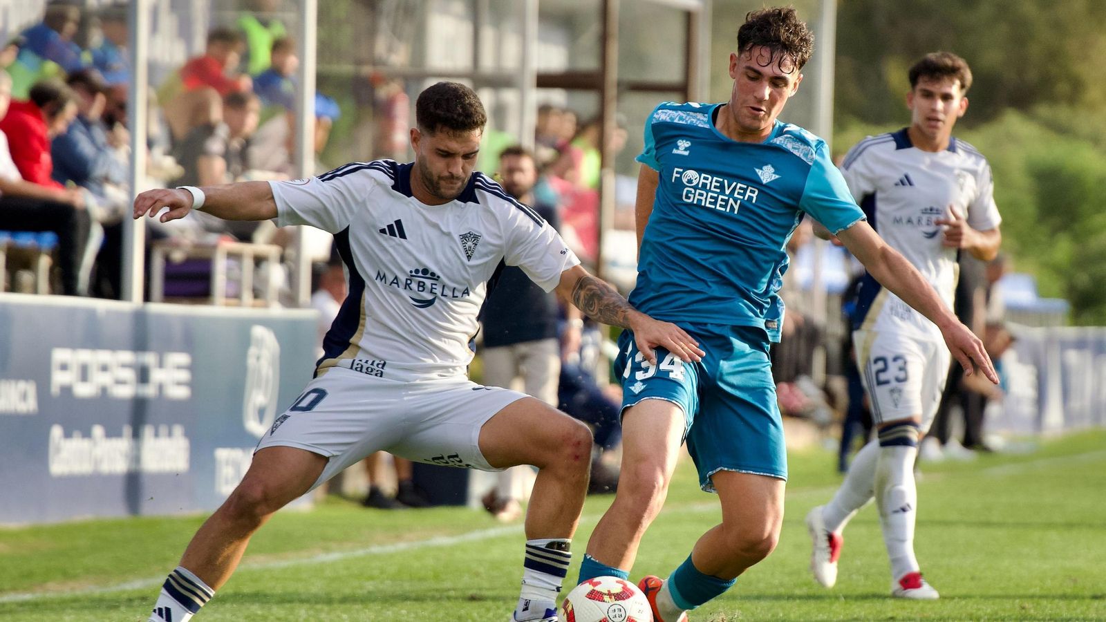 Jan Encuentra, el lateral diestro del filial bético, en una acción del partido en Marbella