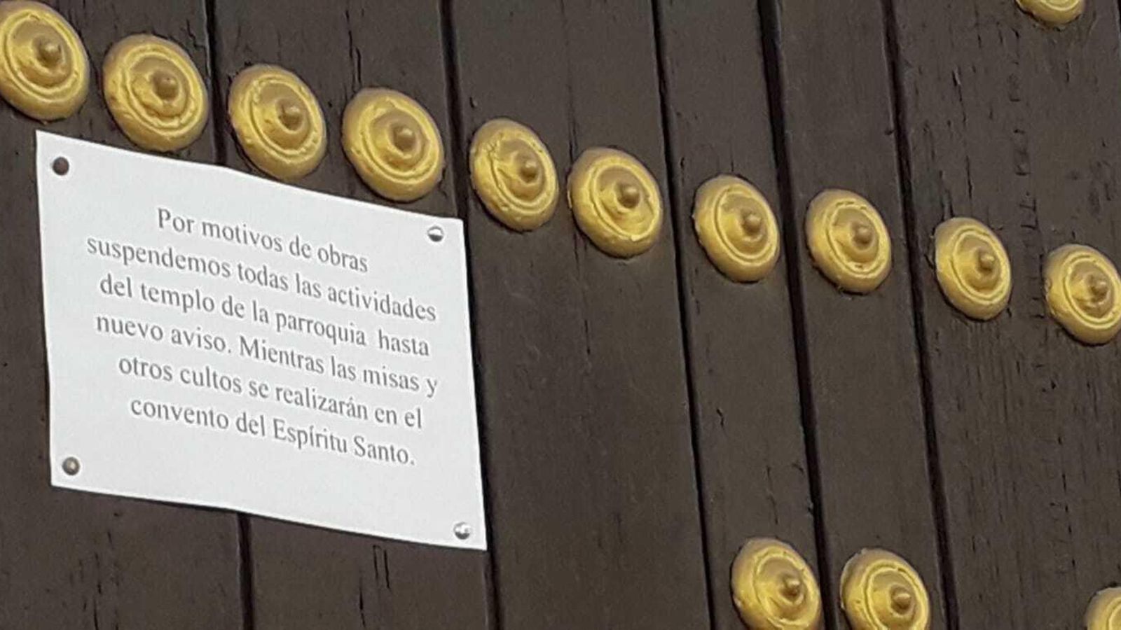 Este es el cartel que se puede ver a las puertas del templo.