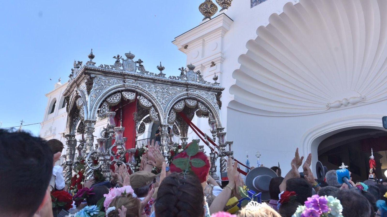 La presentación de las filiales ante la Blanca Paloma