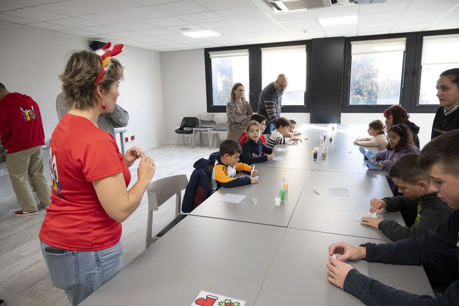 Las fotografías el taller que ofrece la Fundación Cajasol más espectáculo variado con Triky Trake