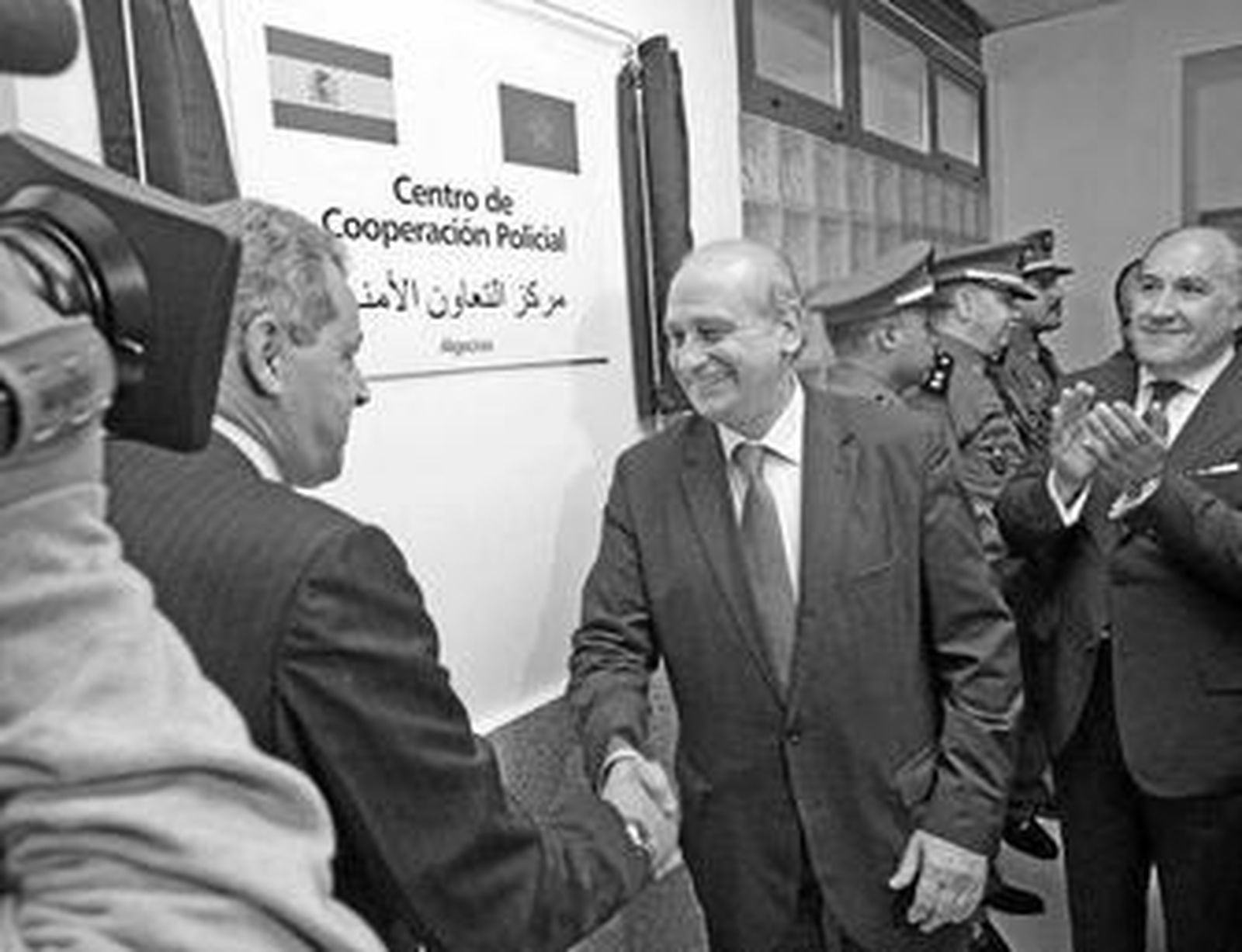 Los  ministros de Interior de Marruecos y España, respectivamente, inauguran la Comisaría conjunta de Algeciras.