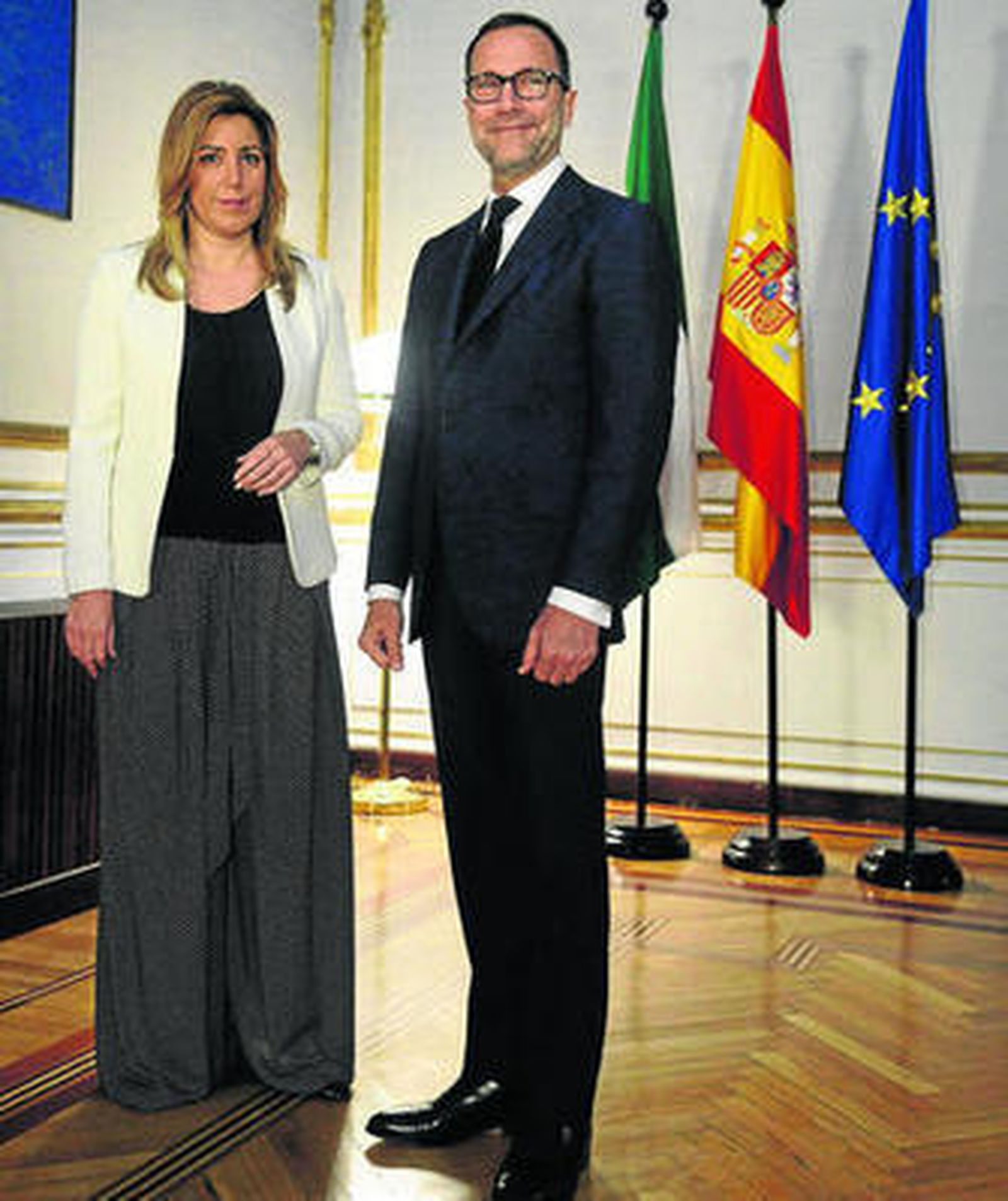 La presidenta de la Junta, Susana Díaz, y el embajador estadounidense, James Costos, ayer en San Telmo.