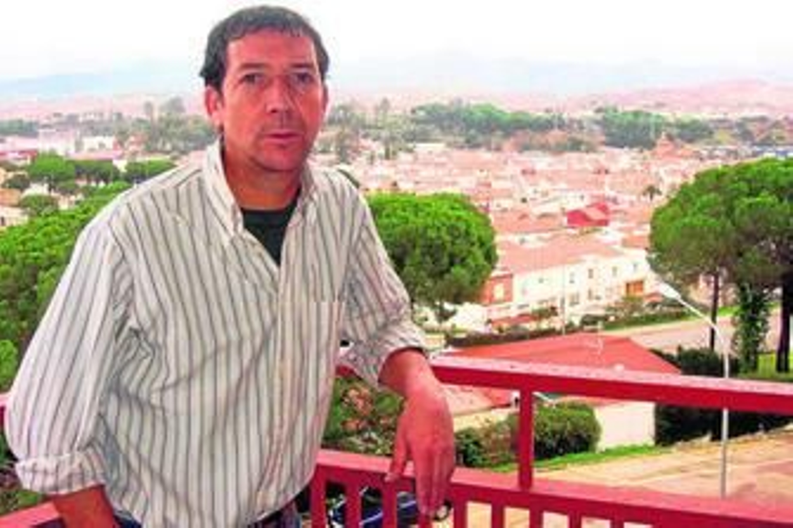 Emilio Perdigón, ayer en el balcón de su casa, en la barriada de Los Cantos.