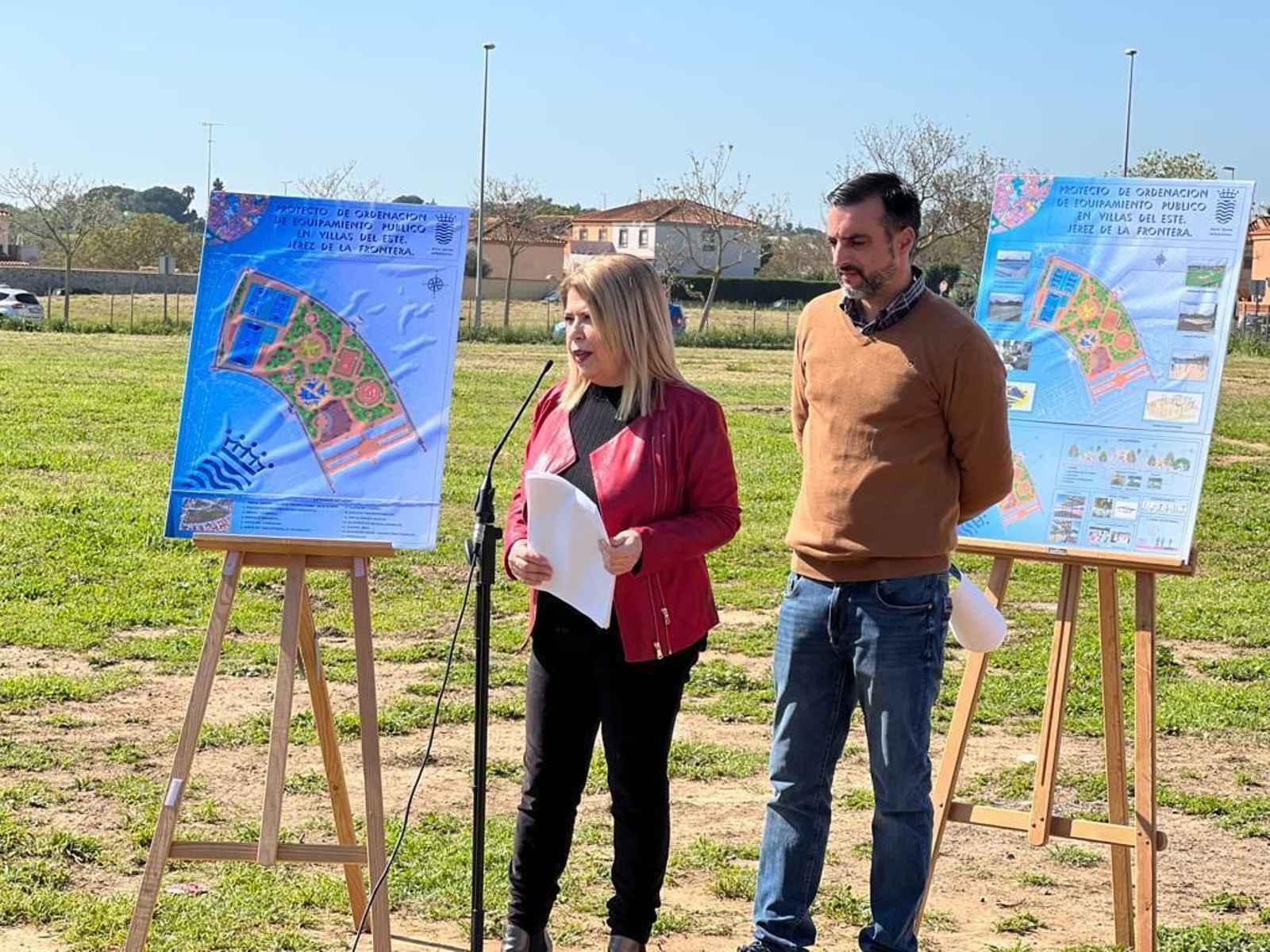 Mamen Sánchez, presentando el parque deportivo y de ocio en Villa del Este junto a José Antonio Díaz.