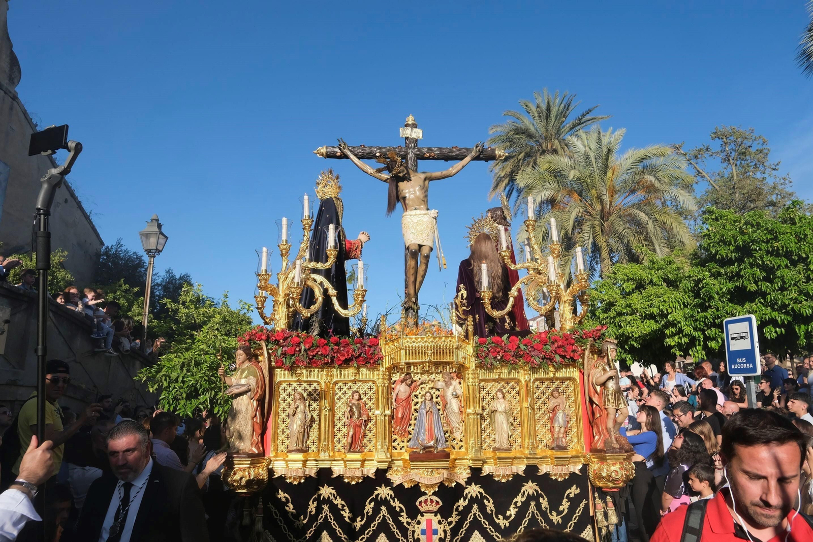 Jueves Santo en Córdoba: la procesión del Cristo de Gracia, en imágenes