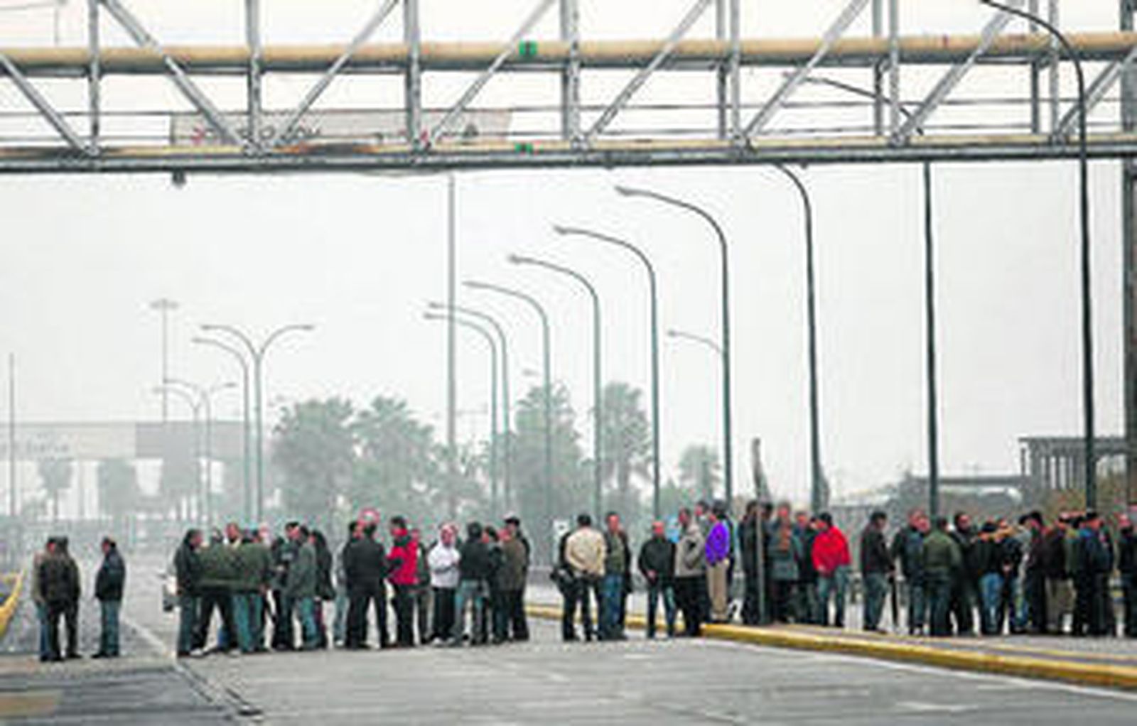 Los trabajadores cortaron ayer el tráfico en la avenida Francisco Montenegro durante una hora.