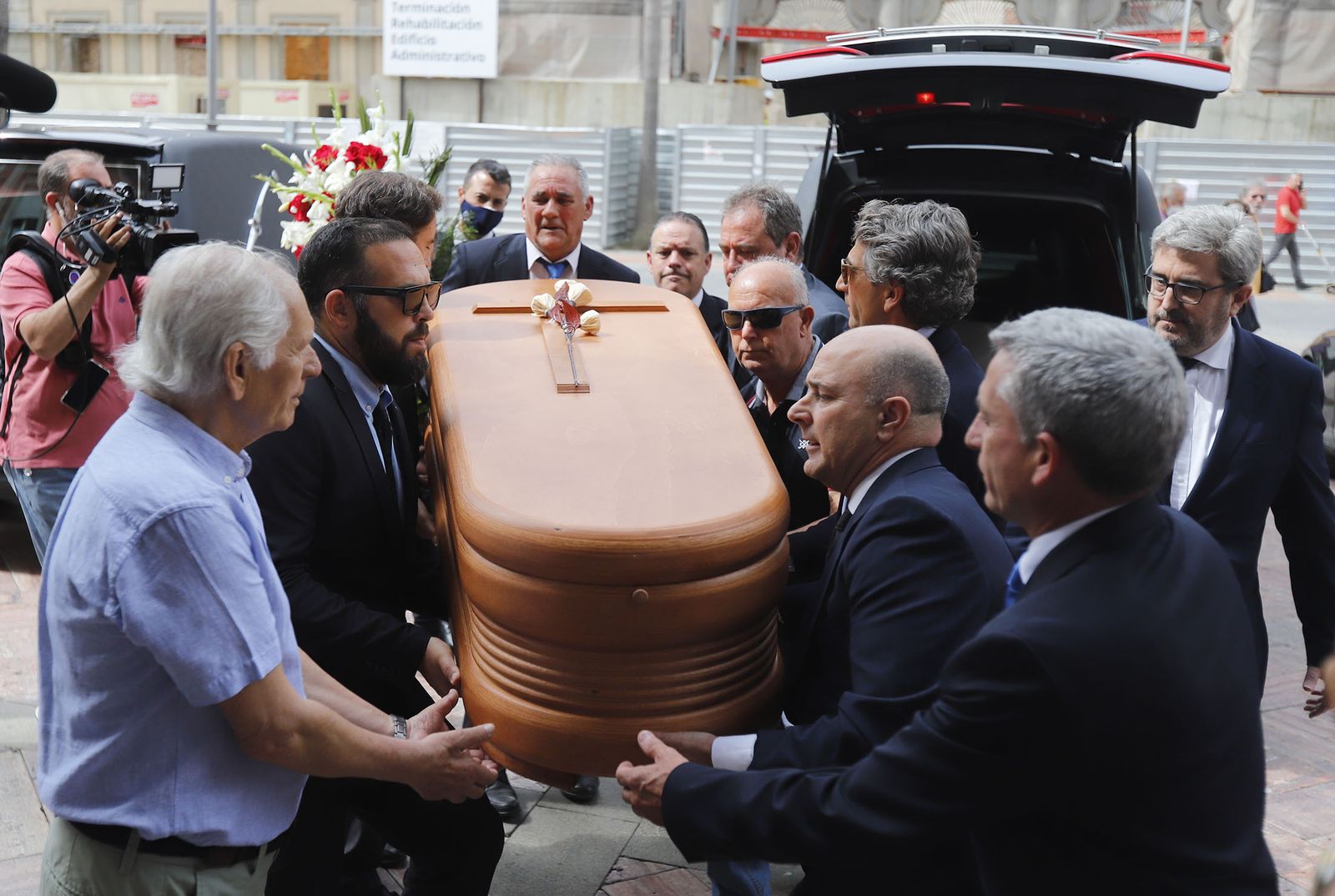 Llegada del féretro de Miguel Baez Litria la Capilla Ardiente de Huelva