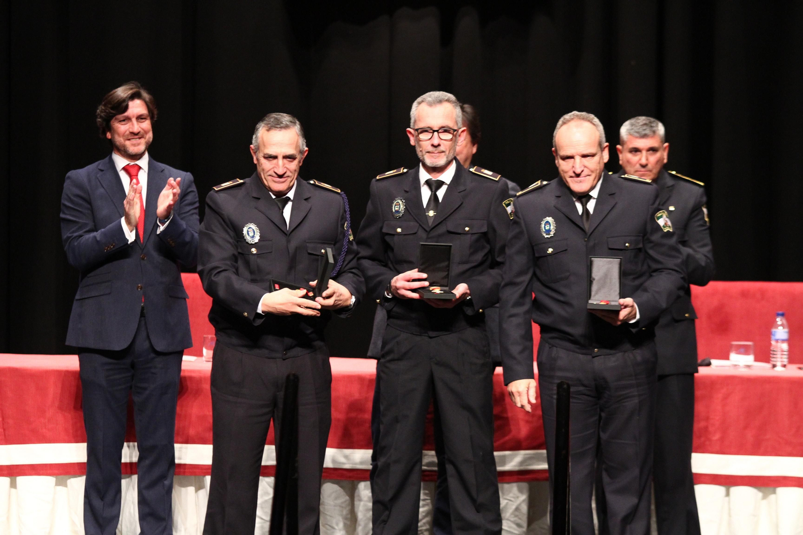 La policía Local entrega las medallas en el día de su patrón